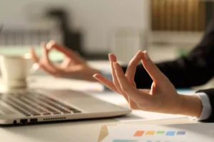 Ch-consulting - Comment choisir une formation bien-être au travail pour prévenir le burn-out en télétravail et booster la productivité ? - Featured Image 1